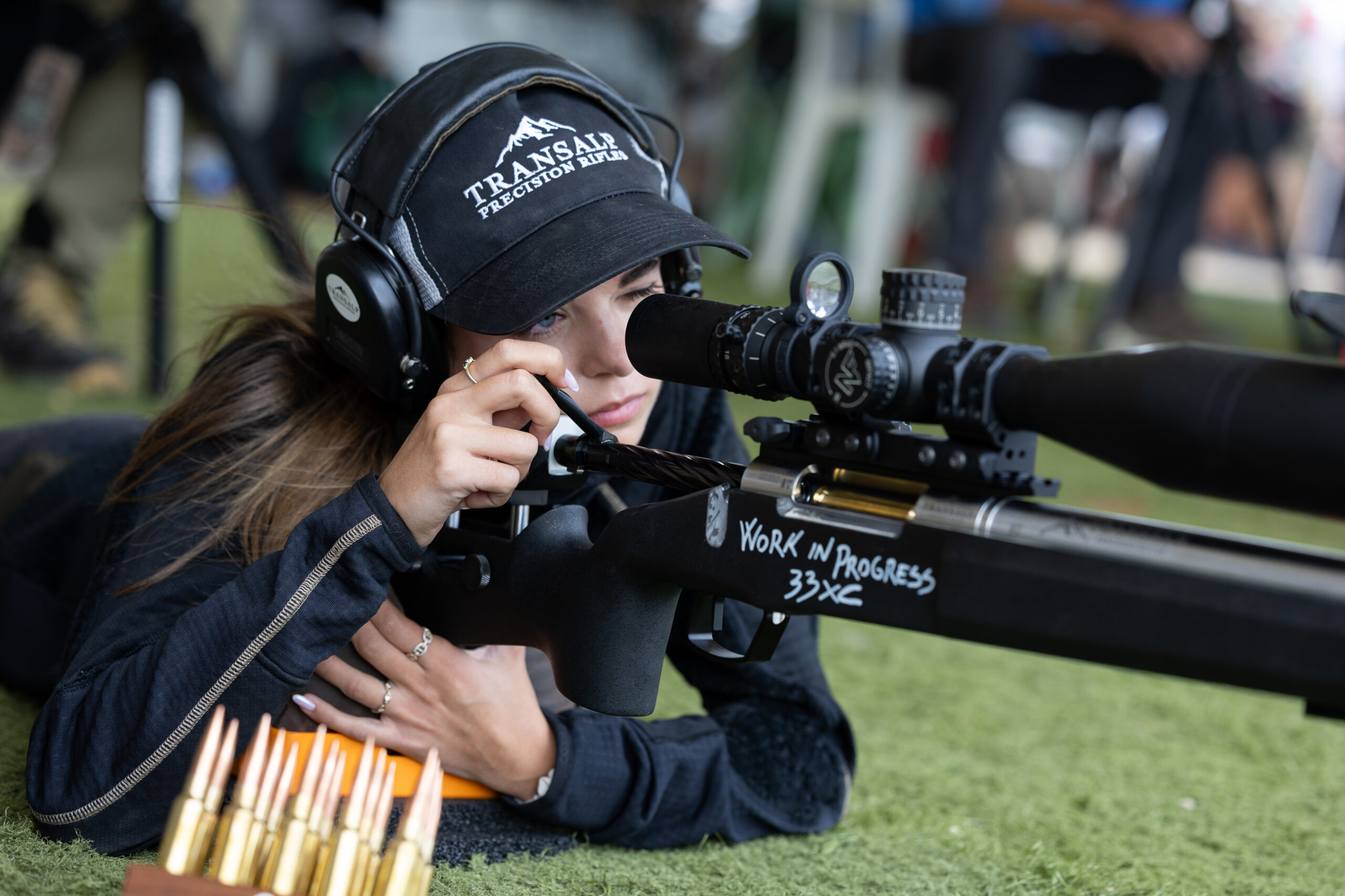 Tiratrice con carabina di precisione e munizioni durante Extreme Shot Italia 2026